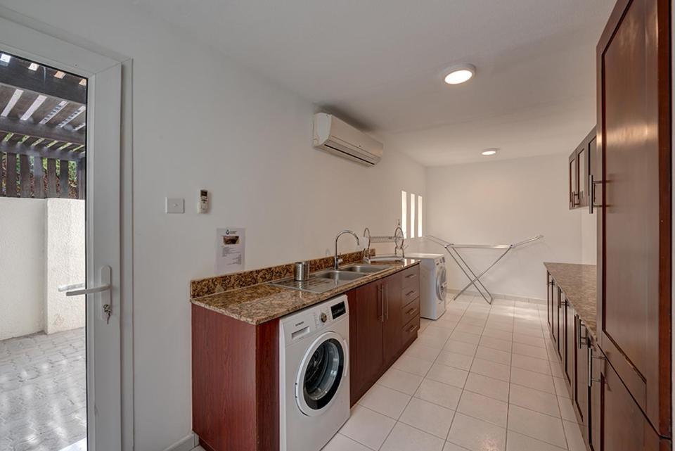 J5 Four Bedroom Villa Holiday Home In Al Wasl For Families Only Dubái Exterior foto